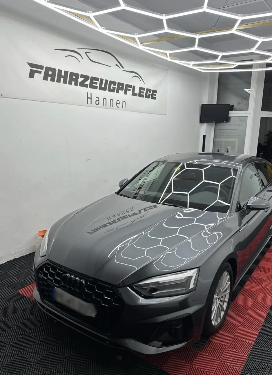 Grauer Audi im Studio von Fahrzeugpflege Hannen