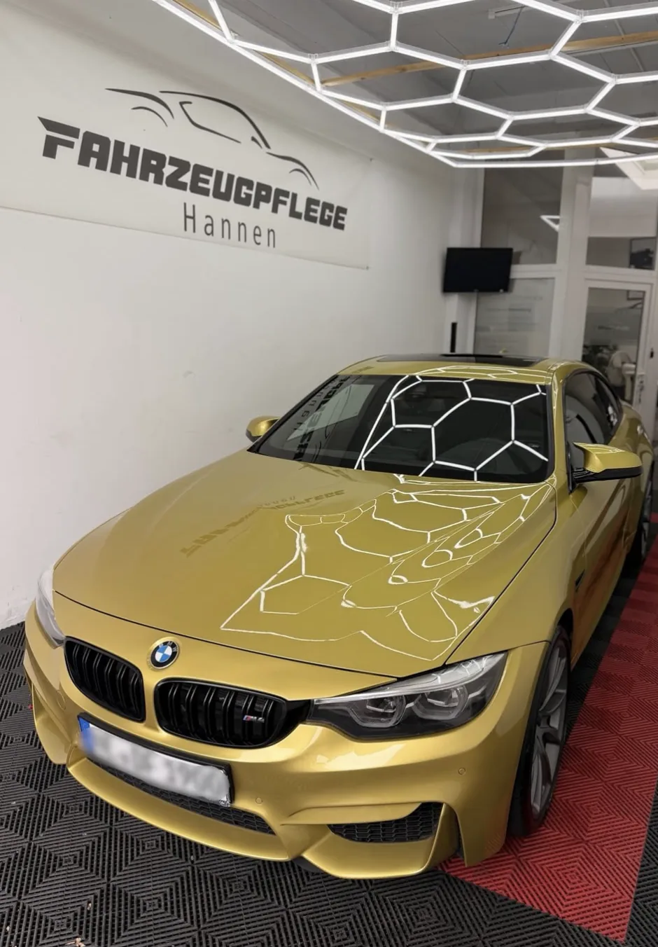 Goldener BMW im Studio von Fahrzeugpflege Hannen
