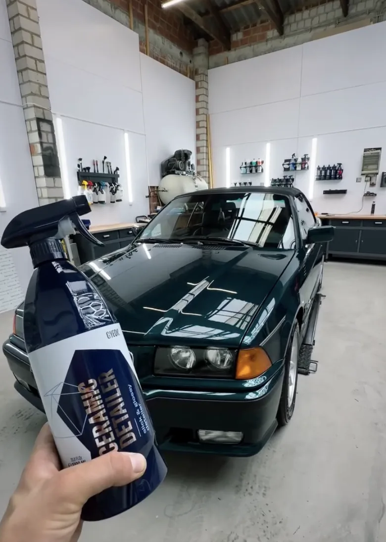 Grüner BMW in der Werkstatt von Fahrzeugpflege Hannen mit Pflegeprodukt im Vordergrund
