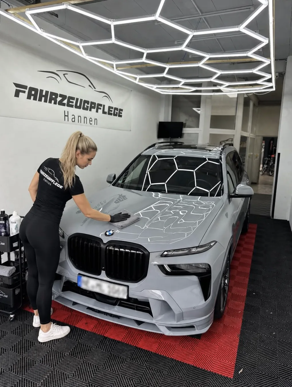 Professionelle Politur an einem weißen BMW