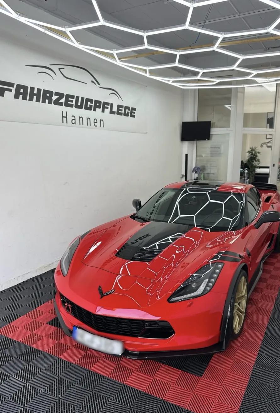 Rote Corvette im Detailing-Studio von Fahrzeugpflege Hannen