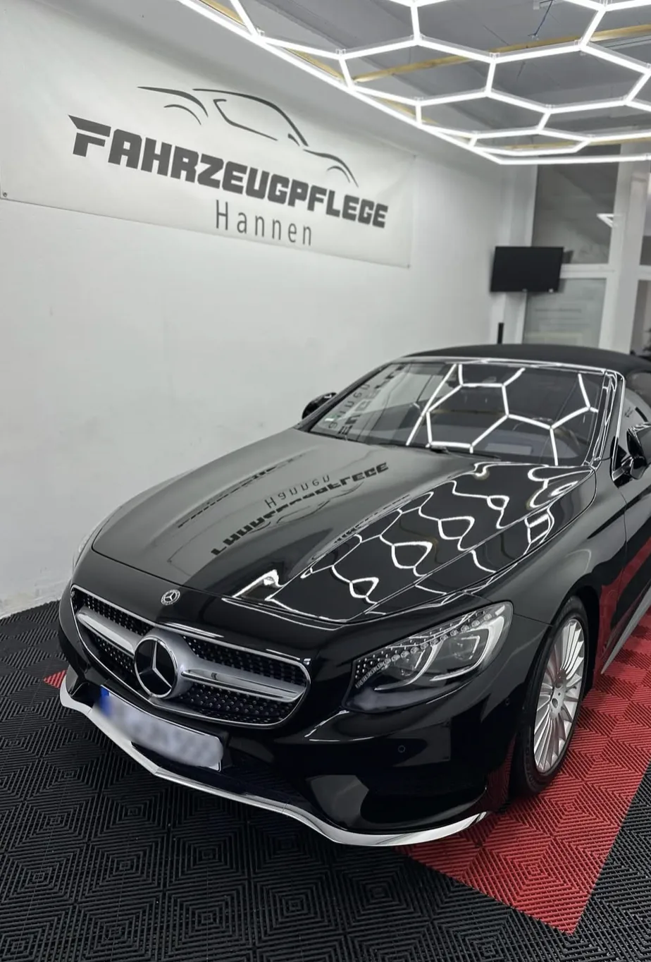 Schwarzer Mercedes im Detailing-Studio von Fahrzeugpflege Hannen