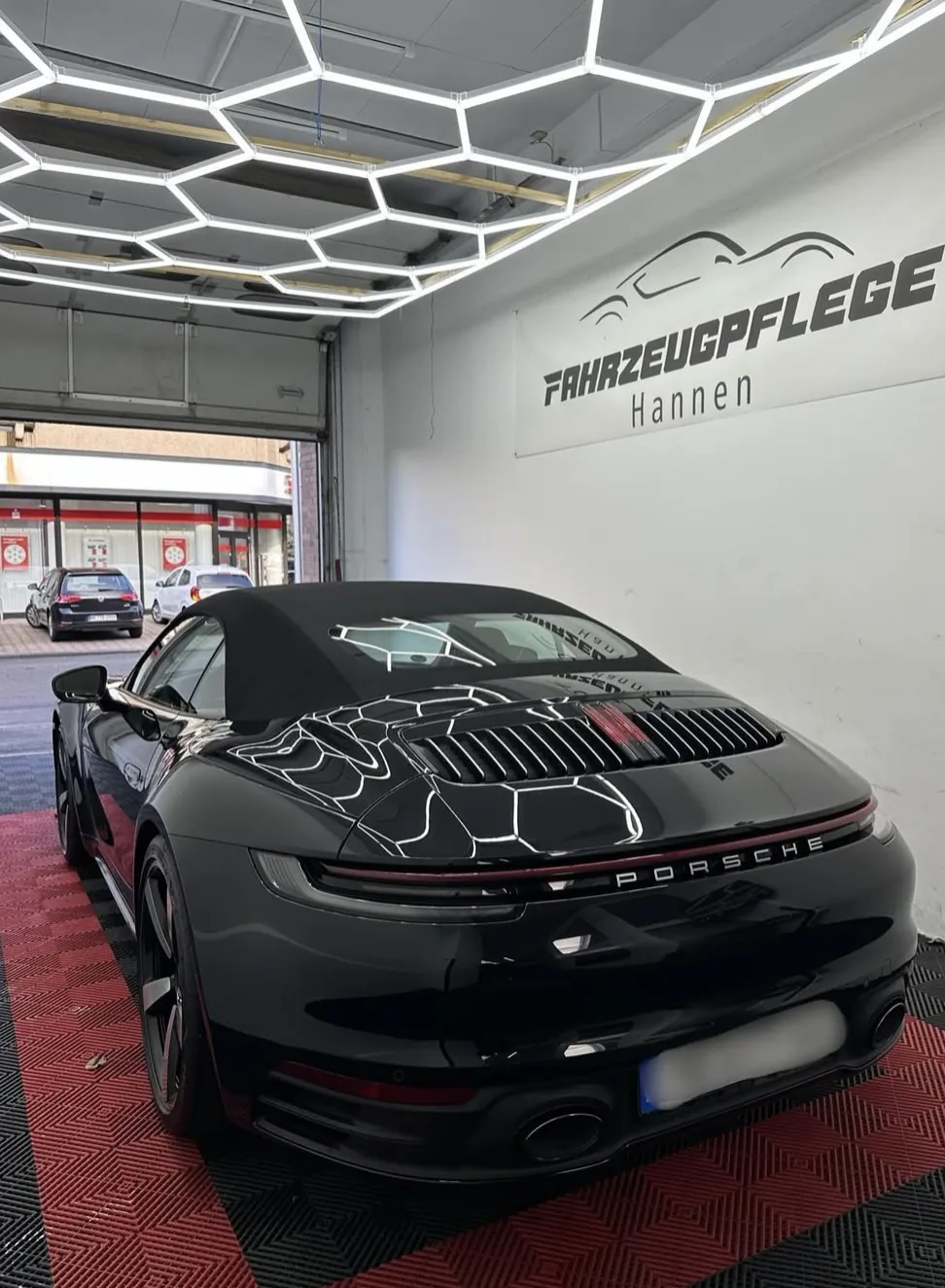 Schwarzer Porsche im Studio von Fahrzeugpflege Hannen
