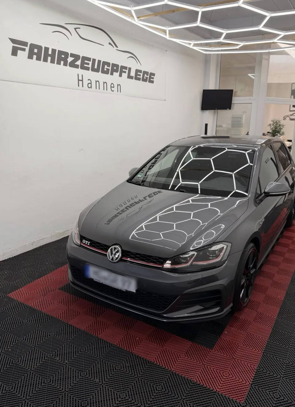 Grauer Volkswagen im Detailing-Studio von Fahrzeugpflege Hannen